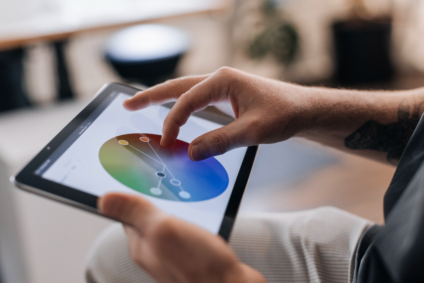 Color Picking eines UX Designers auf einem iPad