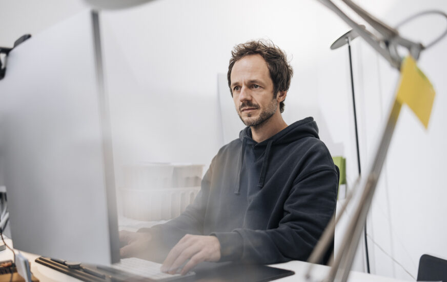 Bueroparallel - Mitarbeiter Dennis Schmidt am Arbeitsplatz