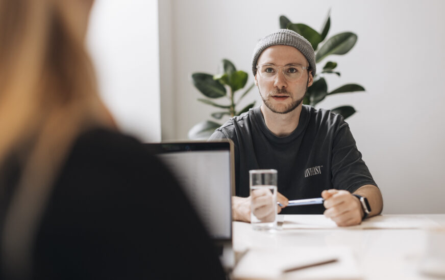 Bueroparallel - Mitarbeiter aus dem Bereich Design beim Gespräch - Teil 2