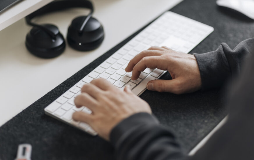 Finger an Mac-Tastatur