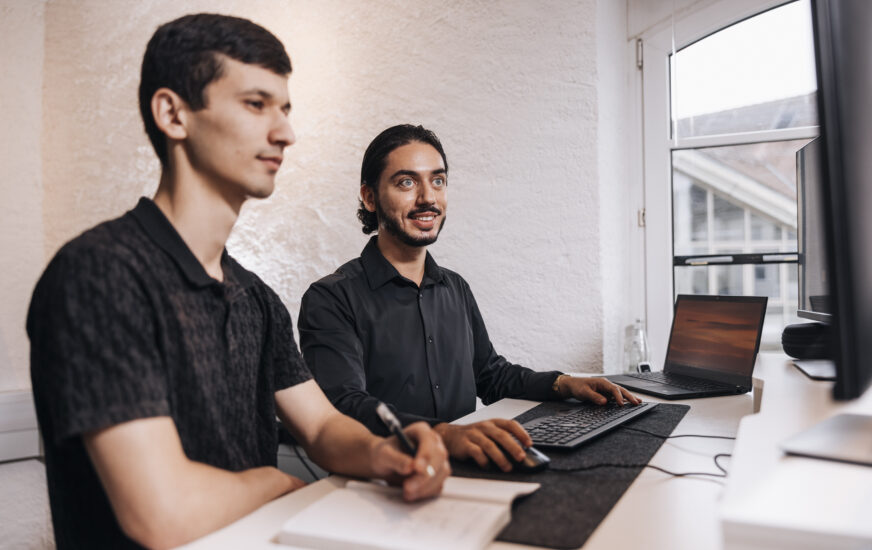 Bueroparallel - Mitarbeiter aus dem Bereich Entwicklung Teil 3