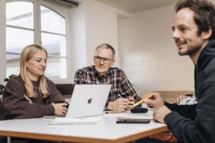 Bueroparallel - Mitarbeiter bei einer Besprechung - Teil 1