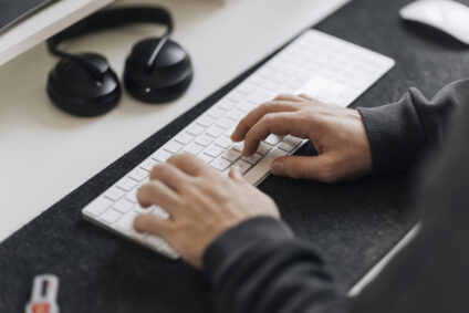 Finger an Mac-Tastatur