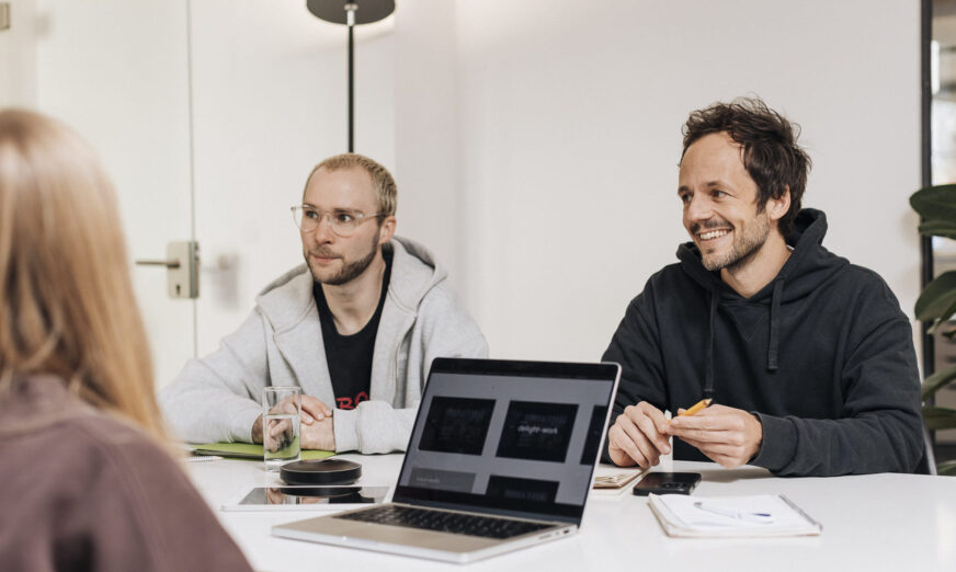 Mitarbeitende von bueroparallel am Besprechungstisch Teil 4