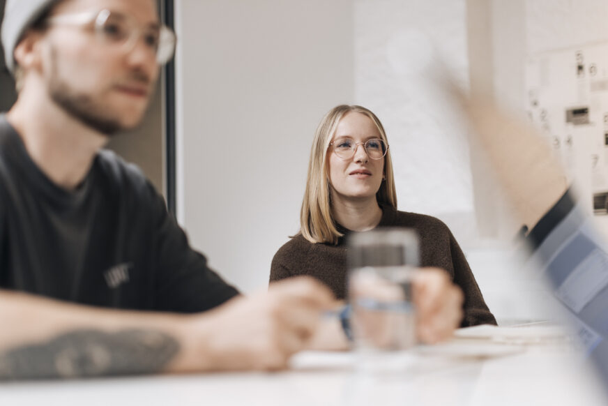 Bueroparallel - Mitarbeiter aus dem Bereich Design beim Gespräch - Teil 1