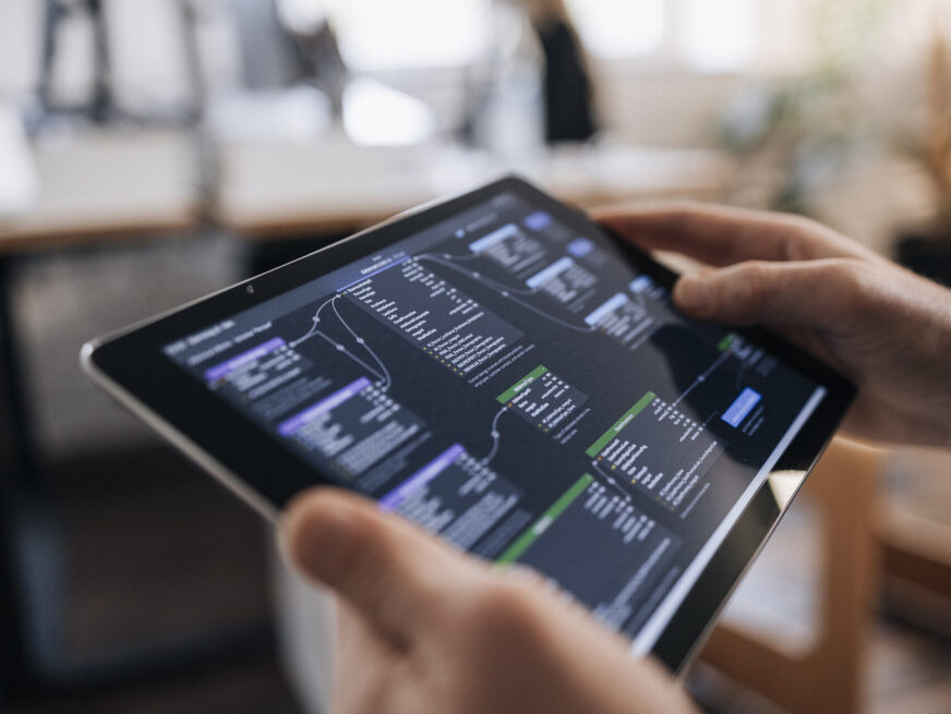 Bueroparallel - Bild eines Tablets mit technischen Prozessen zur Automatisierung